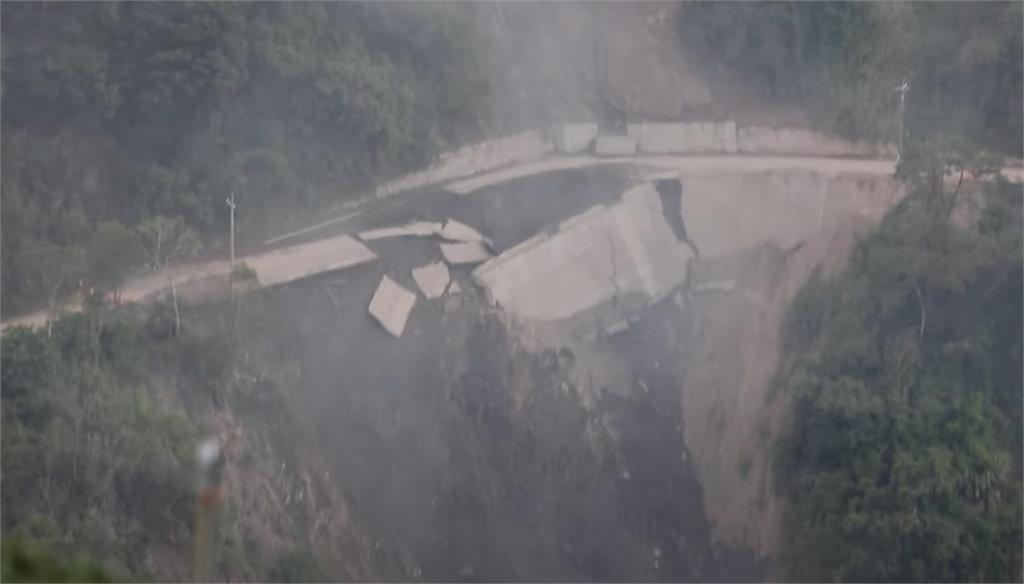 驚險！南投產業道路下午才封路 傍晚百米路基崩落！