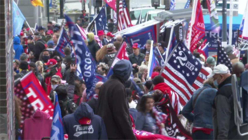 美國總統川普的支持者再度走上街頭，控訴大選不公。圖：翻攝自AP Direct