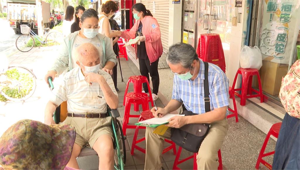 長者疫苗開打首日 診所場地狹小亂象頻傳