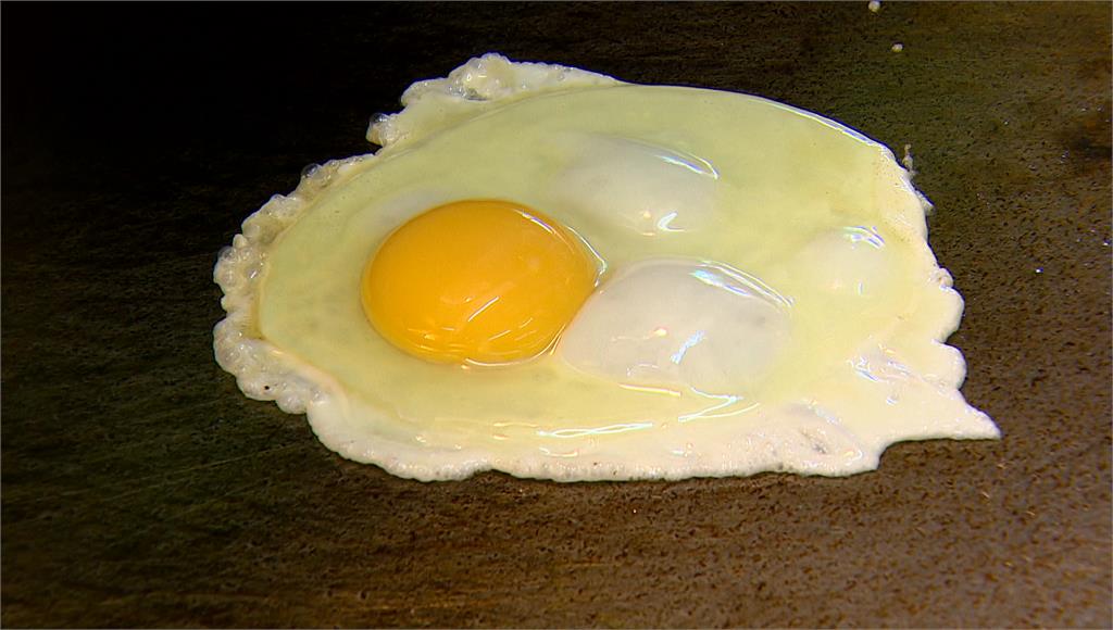 台北市蛋商公會與蛋農協調後拍板，雞蛋每台斤調漲2元。圖／台視新聞