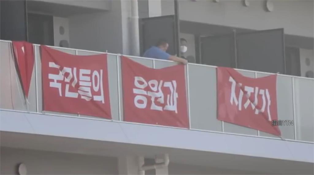 南韓在東奧選手村掛反日布條。圖／翻攝自YTN