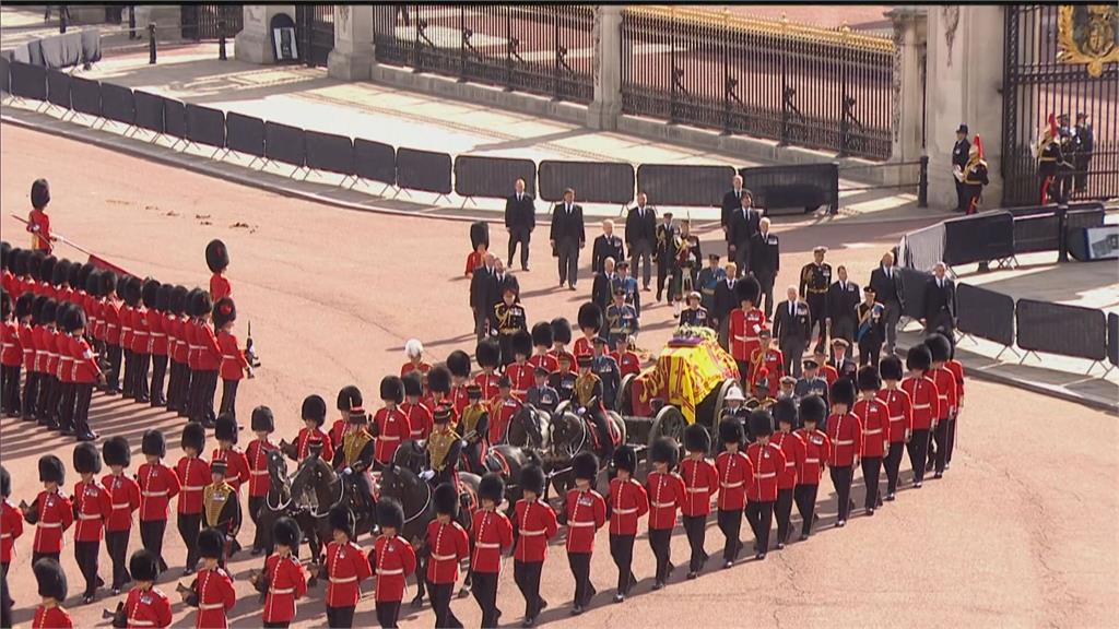 女王國葬於9月19日登場，多國政要獲邀出席來與女王道別。圖／畫面攝自AP