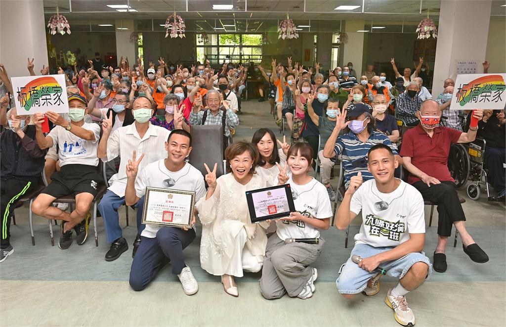（左）孫綻、板橋榮民之家主任陳桂美、雲朵、阿夫與榮民們合照。圖／台視
