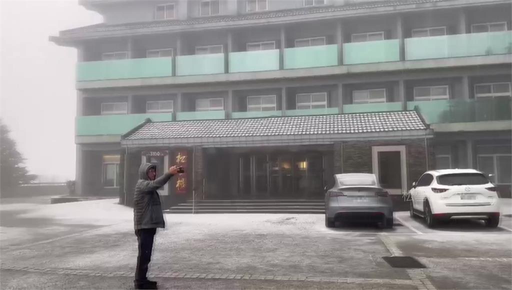 雪白一片！松雪樓清晨連2波下冰霰 遊客驚喜