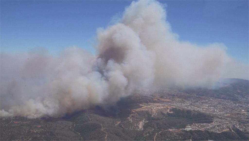 智利中部森林大火持續延燒。圖／APTN、路透社