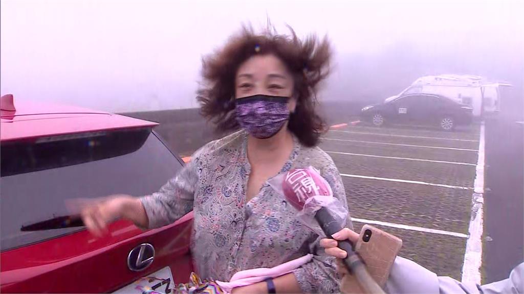 烟花影響北台灣風雨強勁，陽明山仍有民眾出遊。圖／台視新聞