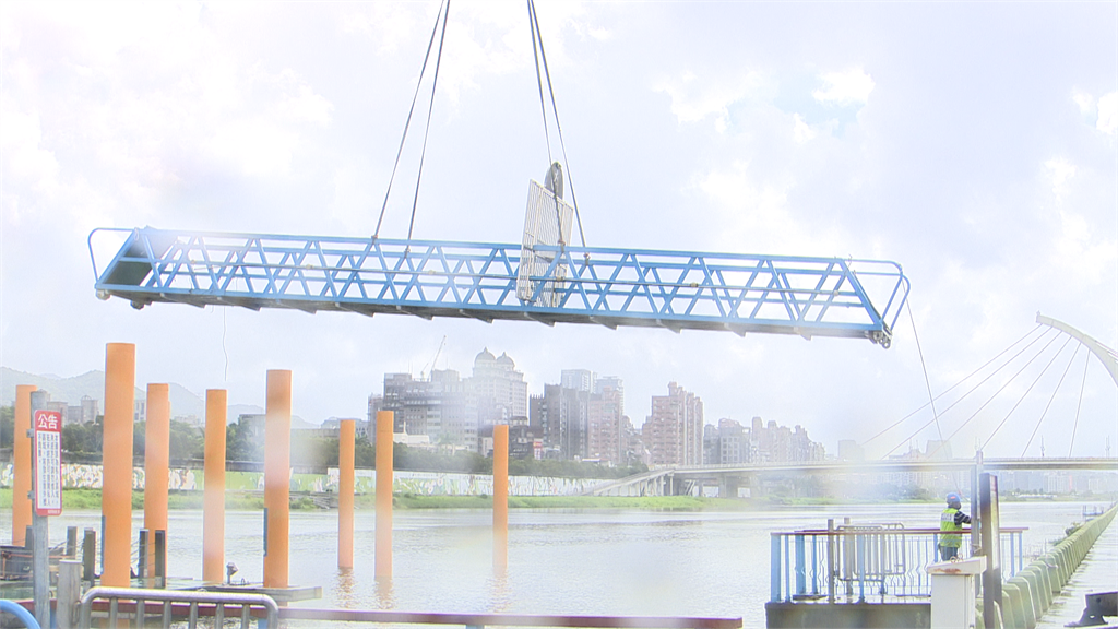 市府一早派遣吊車前往大佳河濱公園碼頭，把浮台、引橋等設施一一撤離上岸。圖／台視新聞