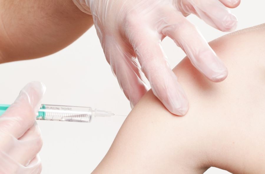 女國中生最快下半年改施打九價HPV疫苗。示意圖／翻攝自Pixabay