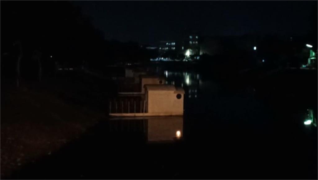 台南鹽水「水秀橋」沿線的白色小屋裝置，一到晚上莫名有種陰森感。圖／台視新聞