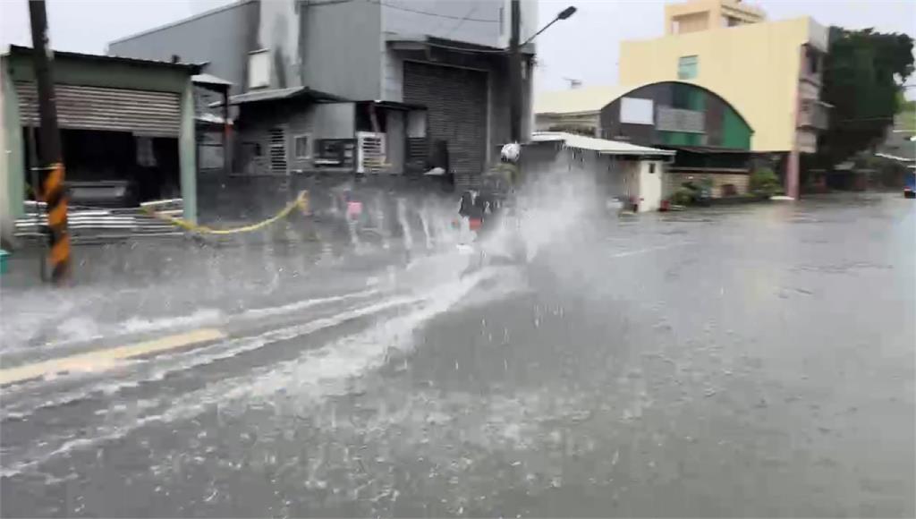 台南安南區今天降下大雨，多處地區積淹水。圖／台視新聞