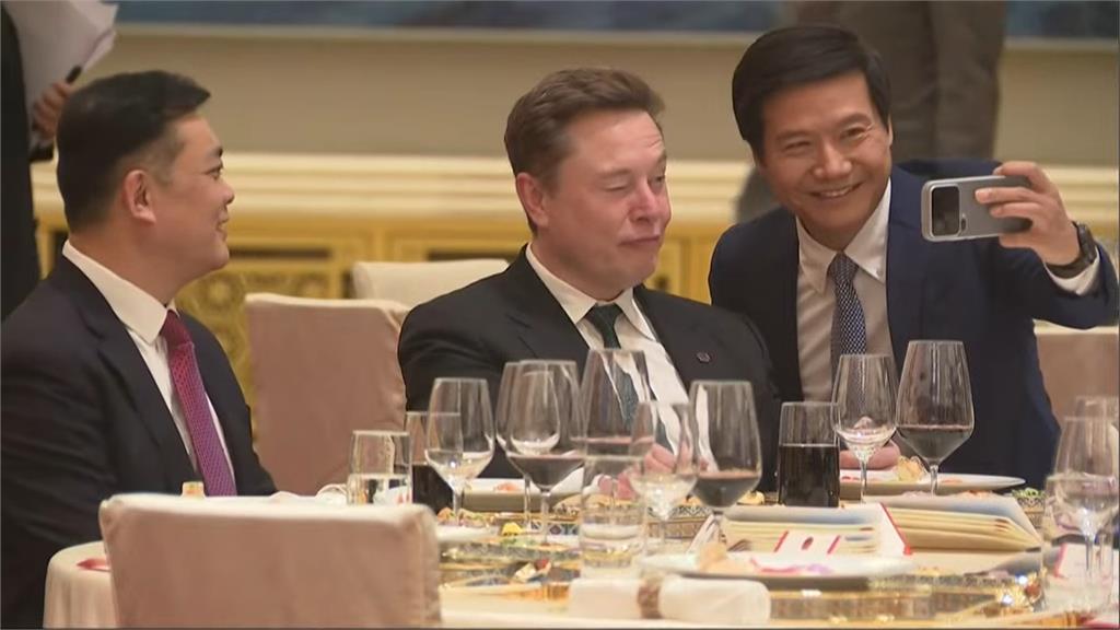 川習會場邊焦點!馬斯克「360度轉圈拍攝」人民大會堂 晚宴合照扮鬼臉