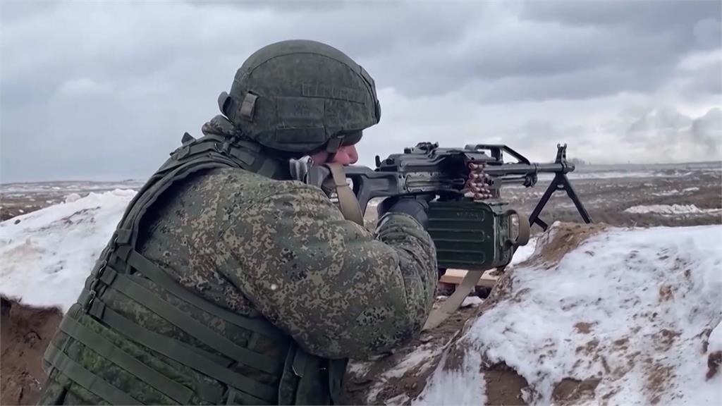 烏俄緊張局勢久久未平，烏克蘭民眾展現全民皆兵之勢。圖：AP