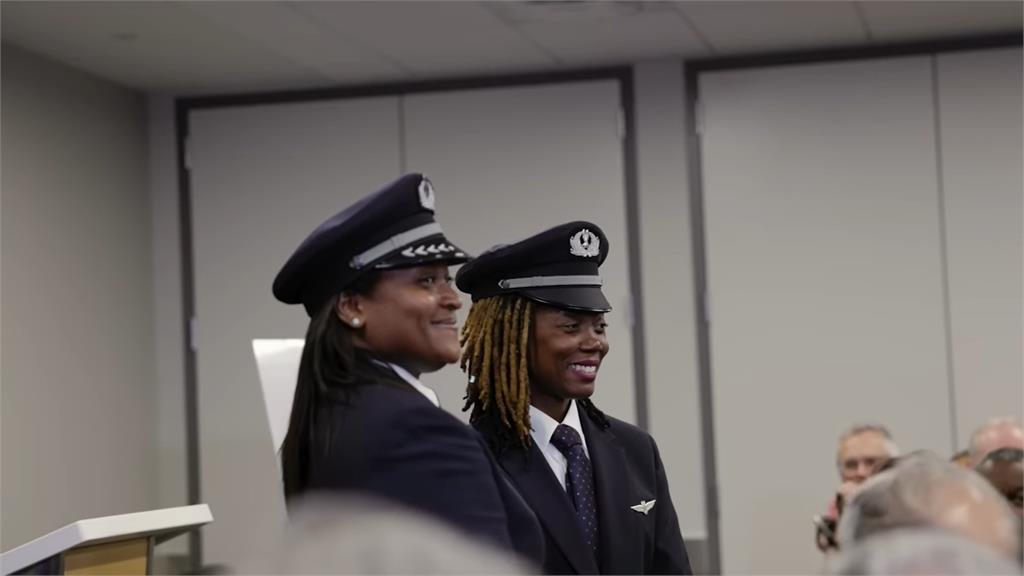 從地勤、空服員到機師，清一色全是非裔女性。圖／翻攝自YouTube@ American Airlines