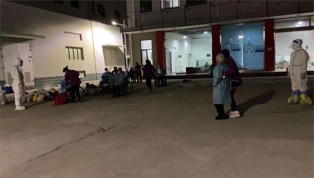 上海疫情延燒，網路上流出影片，連養老院老人也被送進方艙醫院。圖／翻攝自AP Direct
