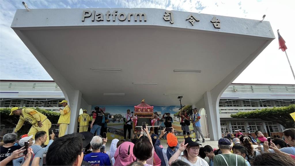 白沙屯媽祖二訪埔鹽國小　衝上司令台停駕賜福