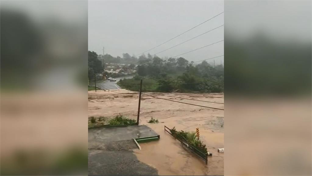 波多黎各當地一座山城的橋梁被大水沖走。圖／美聯社
