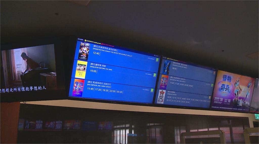 微解封後第一個週末，在台北市的電影院，有民眾搶看早場電影。圖／台視新聞