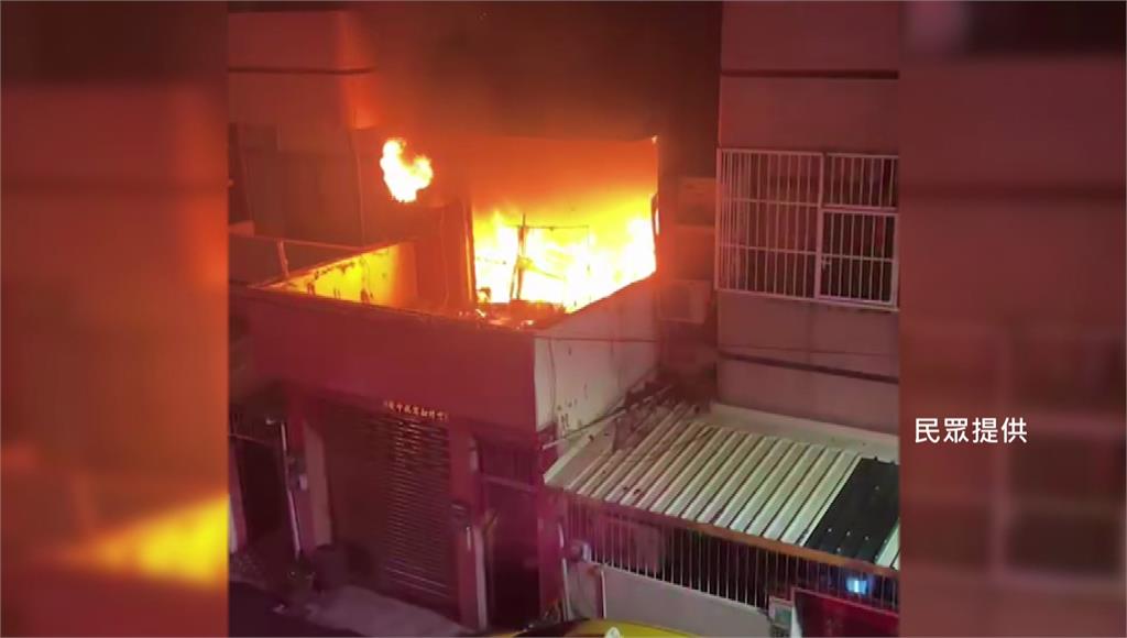 台南北區民宅今晚突竄火，3人一度受困屋內。圖／民眾提供