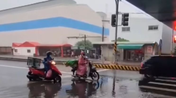 屏東清晨間歇性雨勢 台一線歸來路段積水