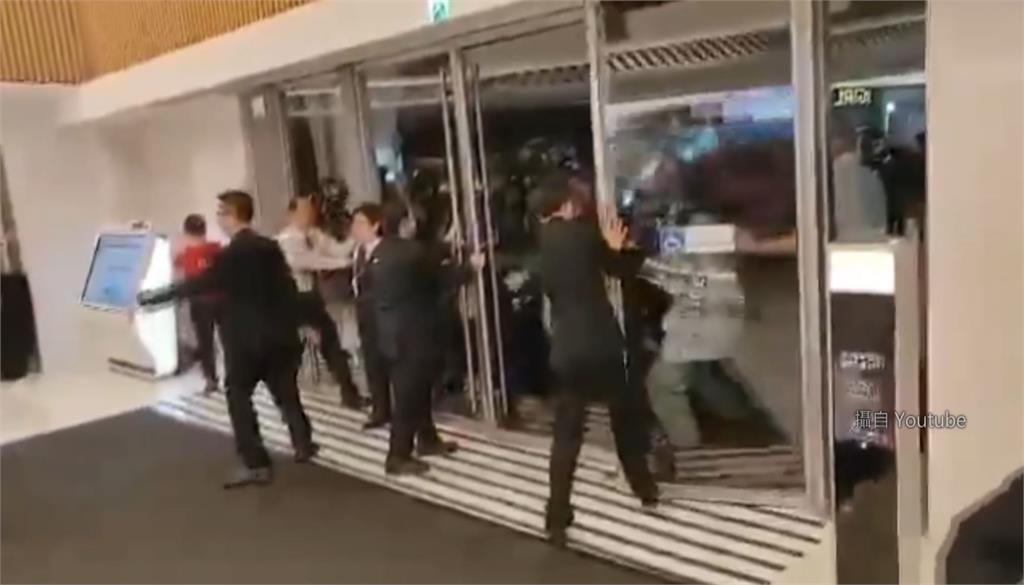 港警不顧保全阻攔，強行進入商場逮人。圖：翻攝自YouTube