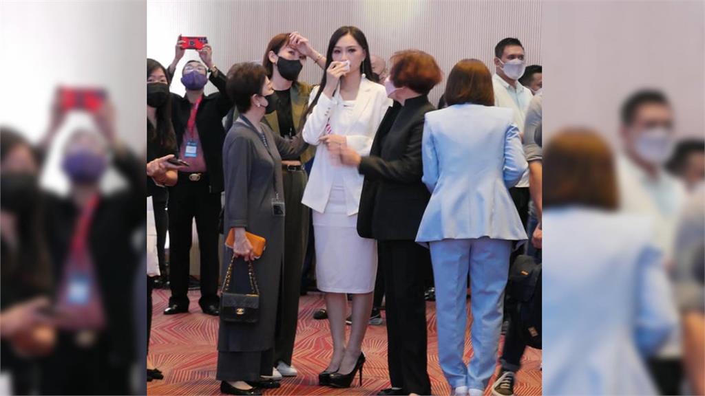 台灣佳麗高曼容遭中國打壓無法上台，只能在台下默默落淚。圖／翻攝自Facebook@余宛如