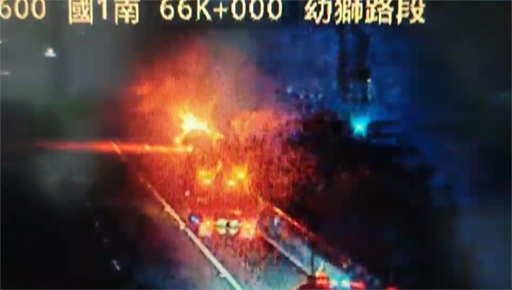 國道中山高五楊高架發生一起火燒車事件。圖／台視新聞