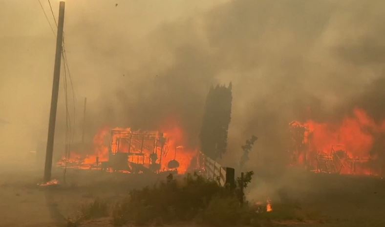 立頓鎮上約9成建築都在15分鐘內被燒毀。圖／翻攝自AP direct