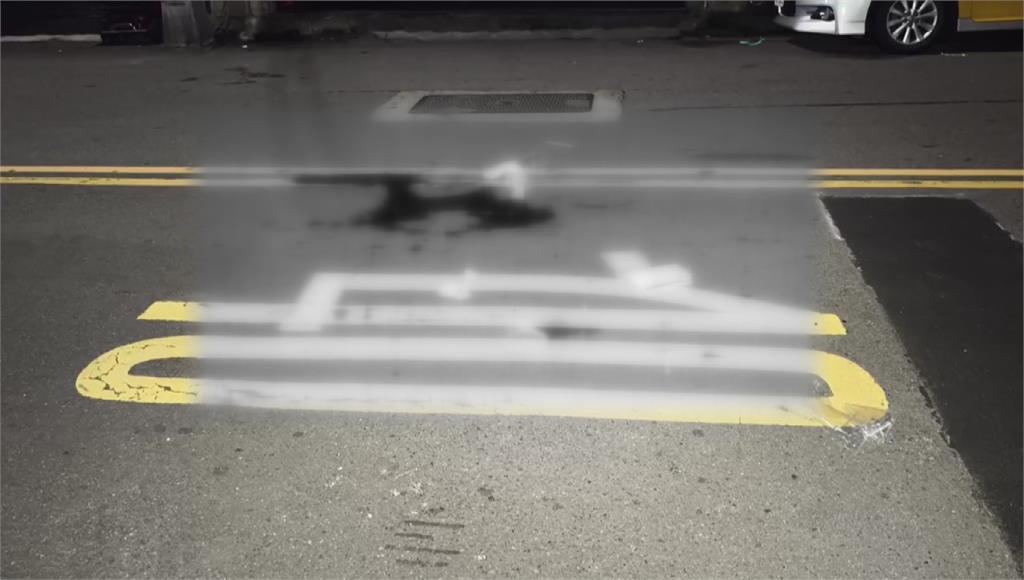 男子躺在路中間被輾斃，留下大攤血跡。圖／台視新聞