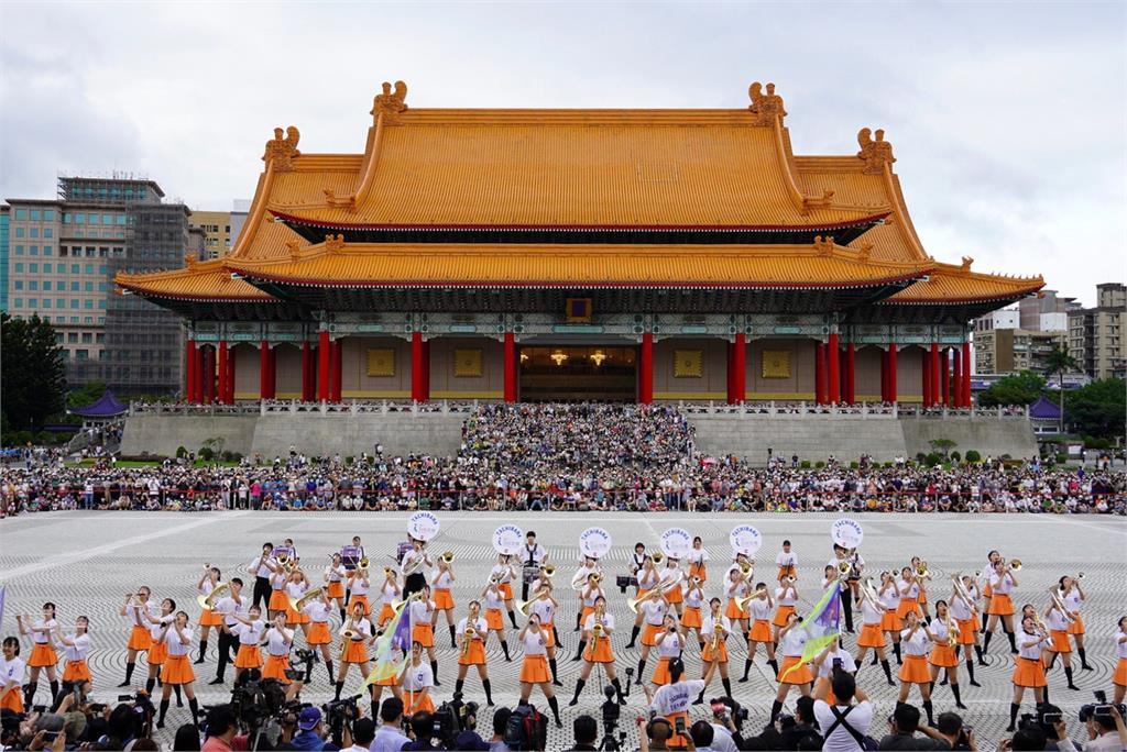 日本京都橘高校吹奏部在自由廣場，和北一女樂儀隊、台中曉明女中管樂隊交流演出。圖／中華文化總會提供
