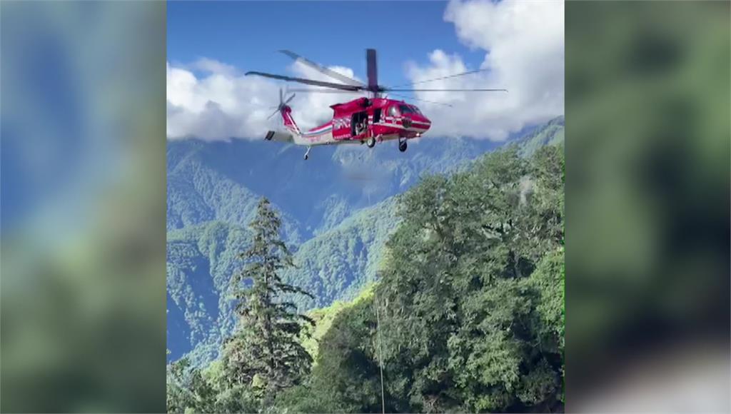 花蓮警消出動直升機救援一名跌落山谷的機車騎士。圖／台視新聞