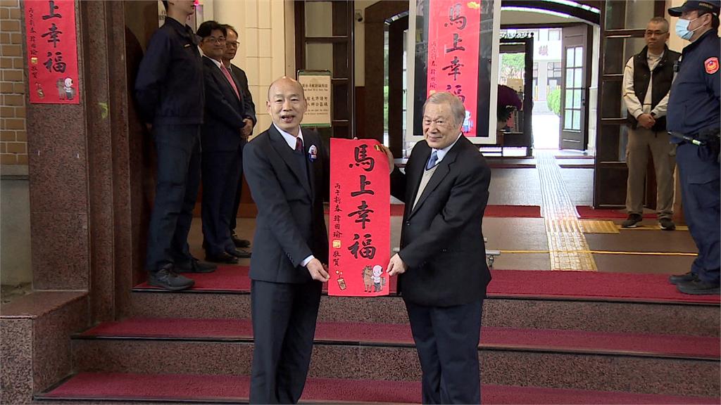 韓國瑜發放「馬上幸福」限量版春聯 吸引2000民眾搶排