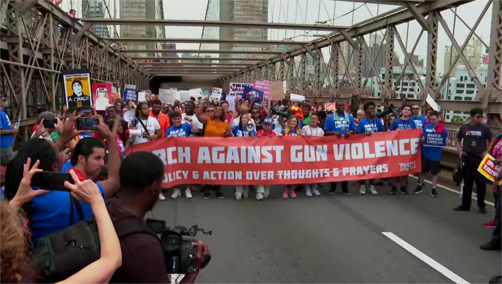 美國反槍示威群眾11日走上街頭遊行。圖／翻攝自AP Direct