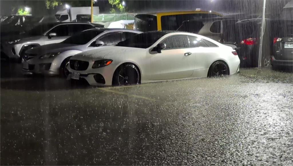 大雨狂襲！新北泰山戶外停車場「水深半個輪胎高」 逾20台車恐泡水中