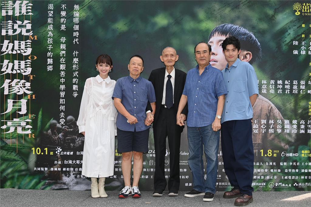 （左起）葛盈萱、導演王小棣、原著高秉涵律師、勾峰、張耀仁。圖／三禾行銷
