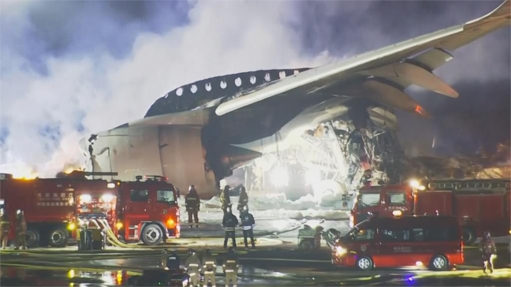 羽田機場發生飛安意外，日航客機高速撞擊海上保安廳飛機。圖／畫面攝自AP