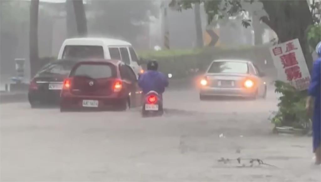 雨彈狂襲南投市，積水達20公分。圖／台視新聞