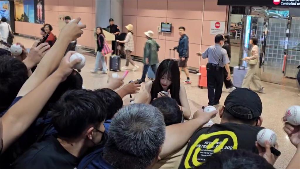粉絲嗨翻擠爆接機！韓「怪物新人」抵台 明登大巨蛋應援