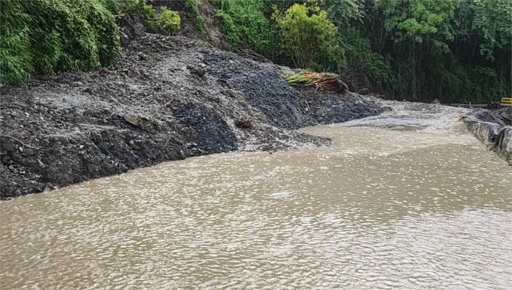 雨炸台中！台8線靈甫橋、梨山段出現泥流　中橫便道一度取消通行