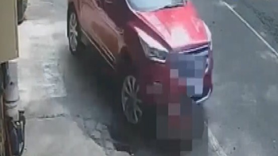 蹲門口跟狗玩遭轎車輾過！女肋骨多處骨折、小狗慘死街頭