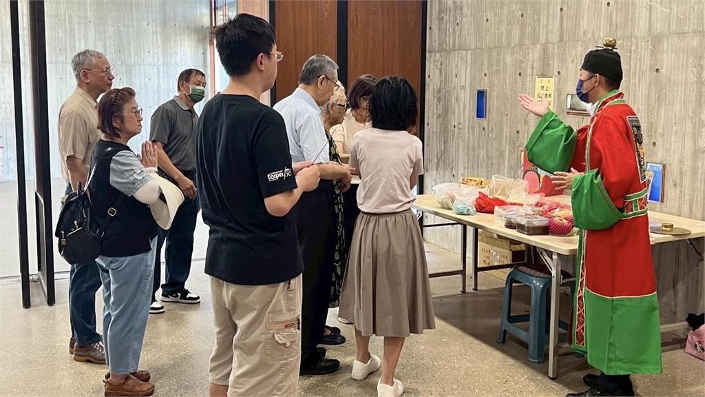 柯文哲昨日首度赴納骨堂祭拜父親。圖／翻攝自Facebook@柯文哲