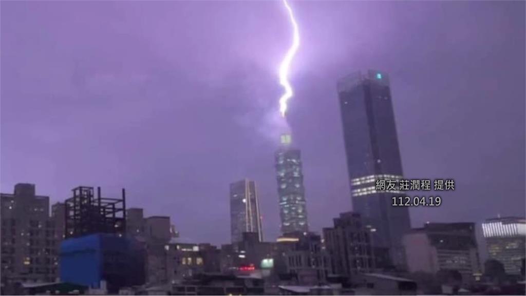 台北101看起來「被雷劈了」。圖／網友莊潤程提供