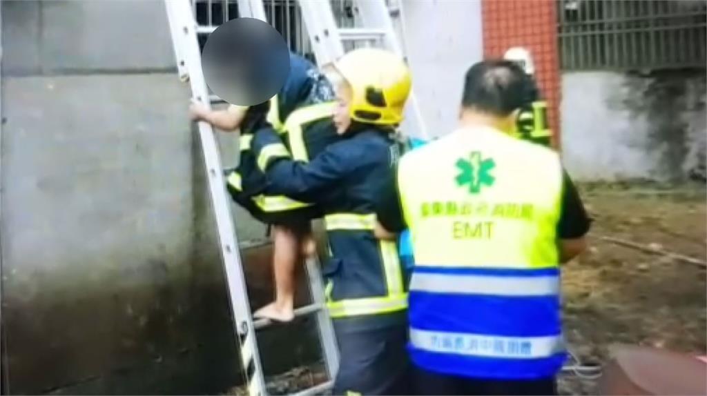 屏東內埔一棟民宅發生大火，造成一家六口4人死亡，所幸14歲與9歲女兒在窗邊求救逃過一劫。圖：台視新聞