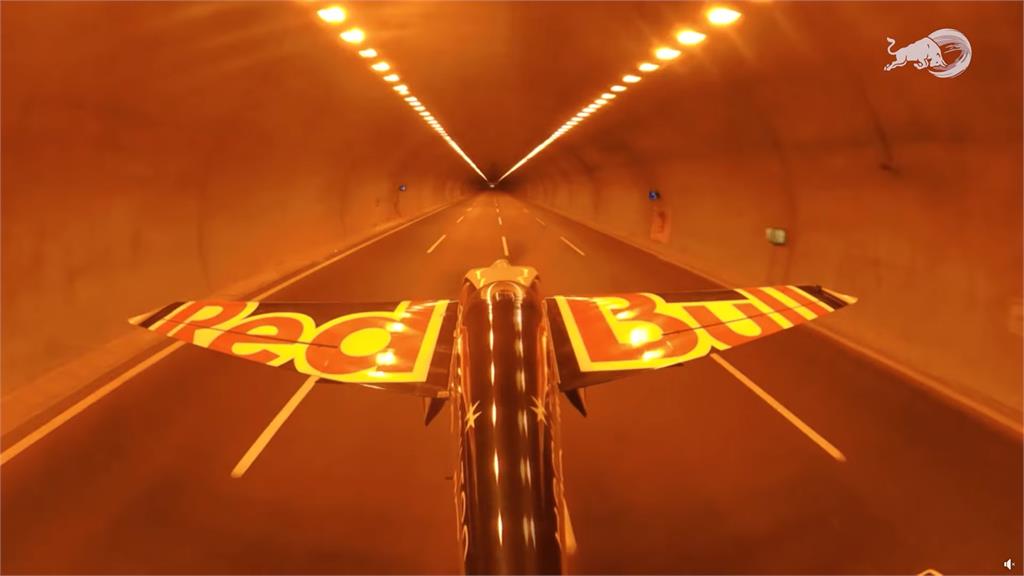 義大利特技飛行員開飛機飛越2條隧道，締造金氏世界紀錄。圖／翻攝自Facebook@RedBull