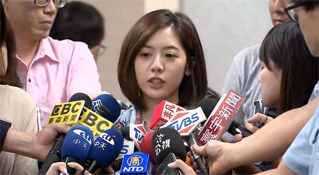 學姐黃瀞瑩不願多談，是否參選立委。圖：台視新聞
