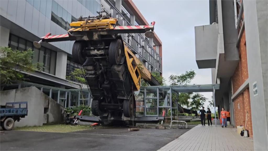 宜蘭科學園區「吊車翹孤輪」！2工人清洗外牆墜落1死1傷