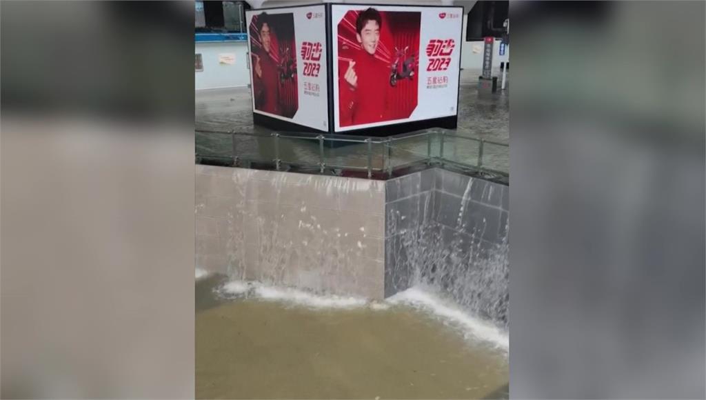 中國無錫車站排水不及，形成瀑布。圖／美聯社、路透社、CNN