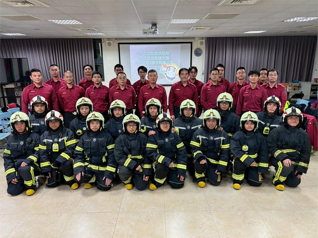 新北消防局師徒制授業儀式 培育新世代英勇消防員