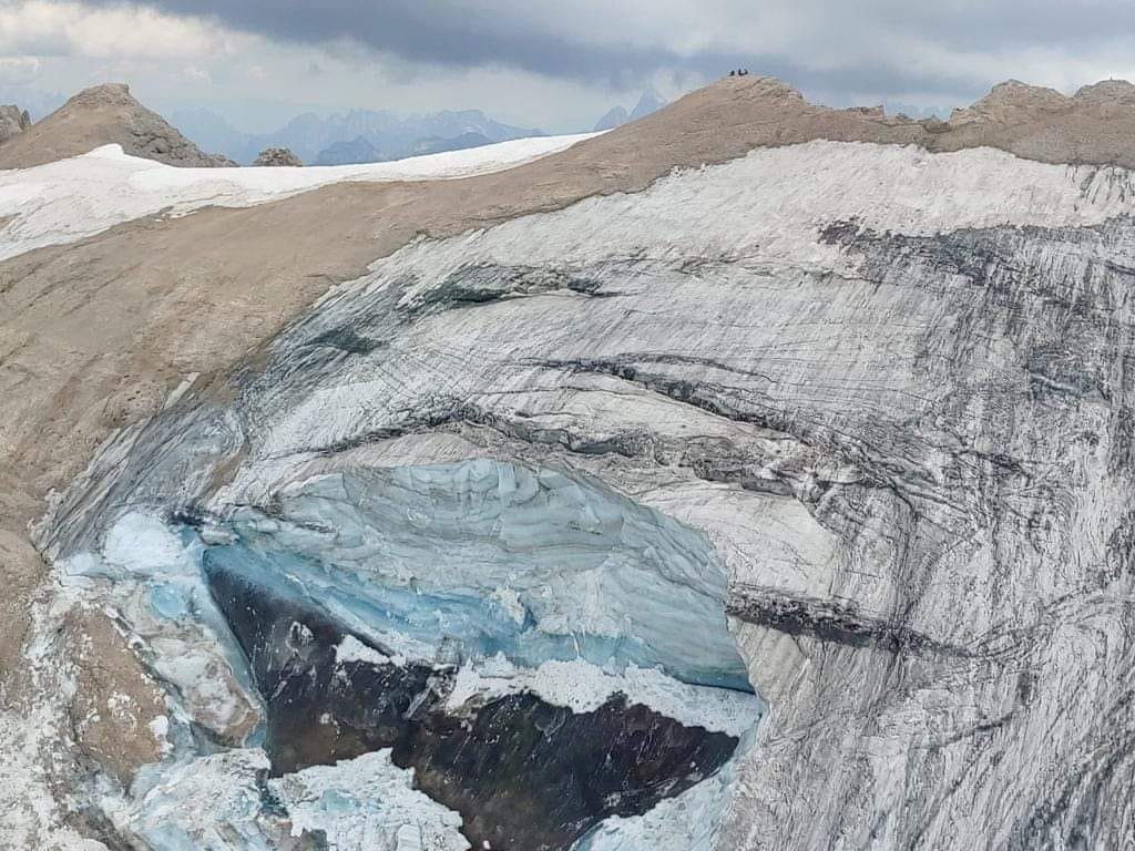 馬爾莫拉達山冰川崩落。圖／翻攝自Facebook@soccorsoalpinocnsas