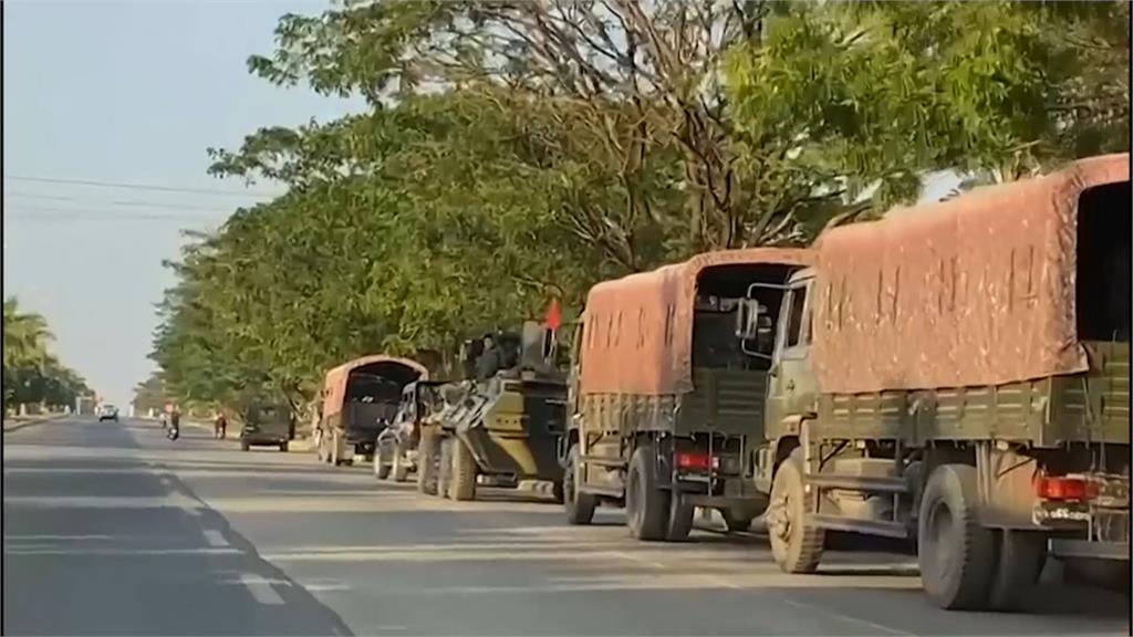 軍車在緬甸街頭間穿梭。圖：翻攝AP Direct