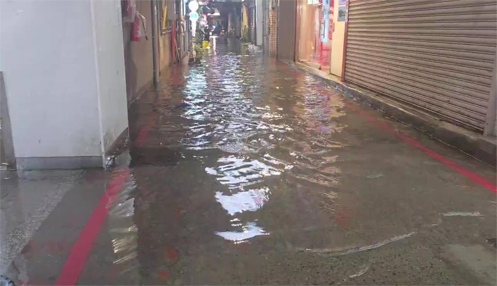 基隆港海水倒灌　海洋廣場水淹至馬路、廟口夜市店家急築沙包牆擋水